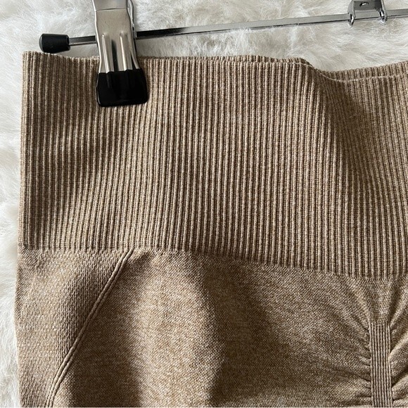 NWOT Scrunch Seamless Leggings in Tan - Picture 7 of 11